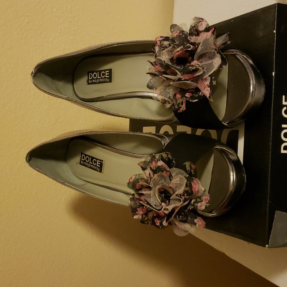 Dolce by Mojomoxy, silver w/black w/ lacey flowe, 11M